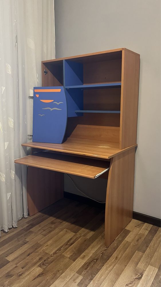 Комплект мебели: шкаф, стеллажи и компьютерный стол (б/у)