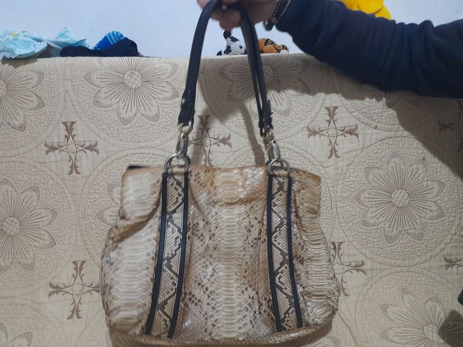 Vând geanta din piele de piton naturala