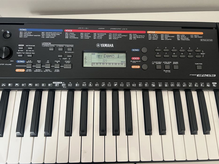 синтезатор Yamaha PSR-E263 — состояние новое