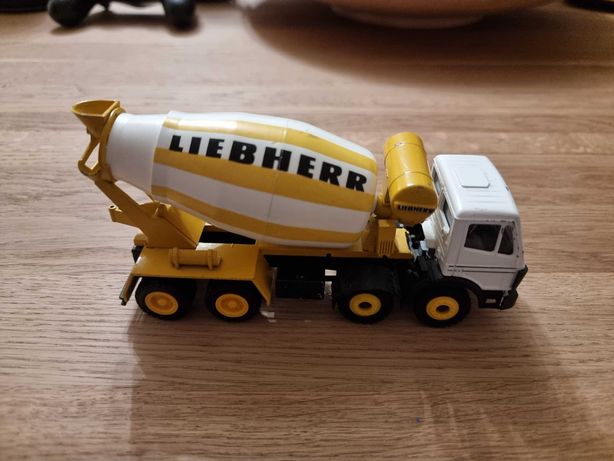 Se vinde macheta camion mercedes Liebherr beton mixer