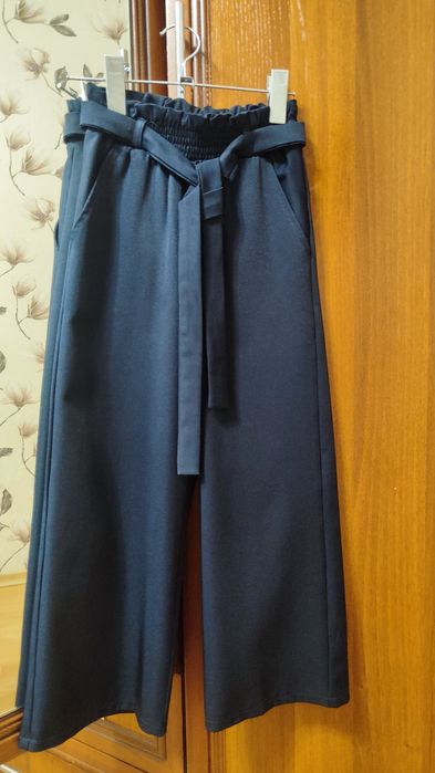 Продам школьные брюки лёгкие темно синие раз 36.длина 76 см.