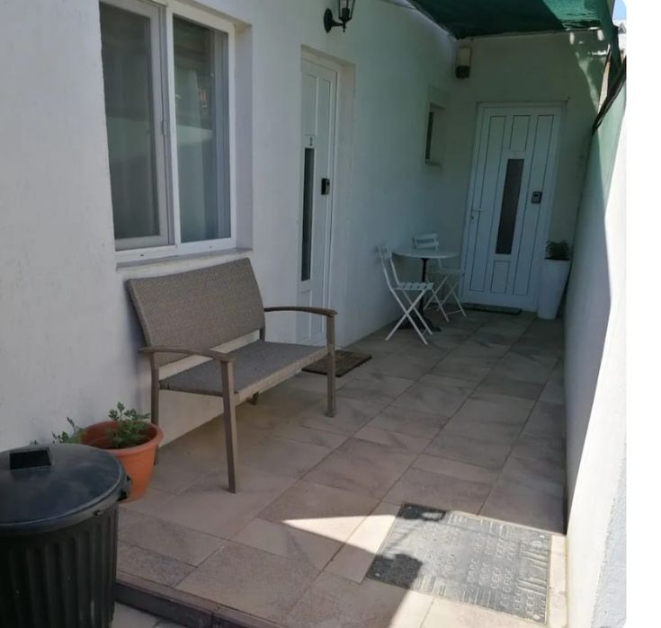 Închiriez apartament cu o cameră,  la casă, zona Mitropoliei