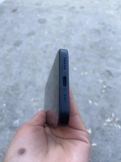Vând iphone 15 nou