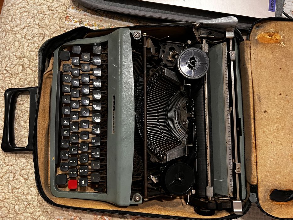 Vând/Schimb Masina de scris Olivetti letera (an 1963)