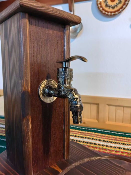 Подарък за мъж – дървен диспенсър за алкохол