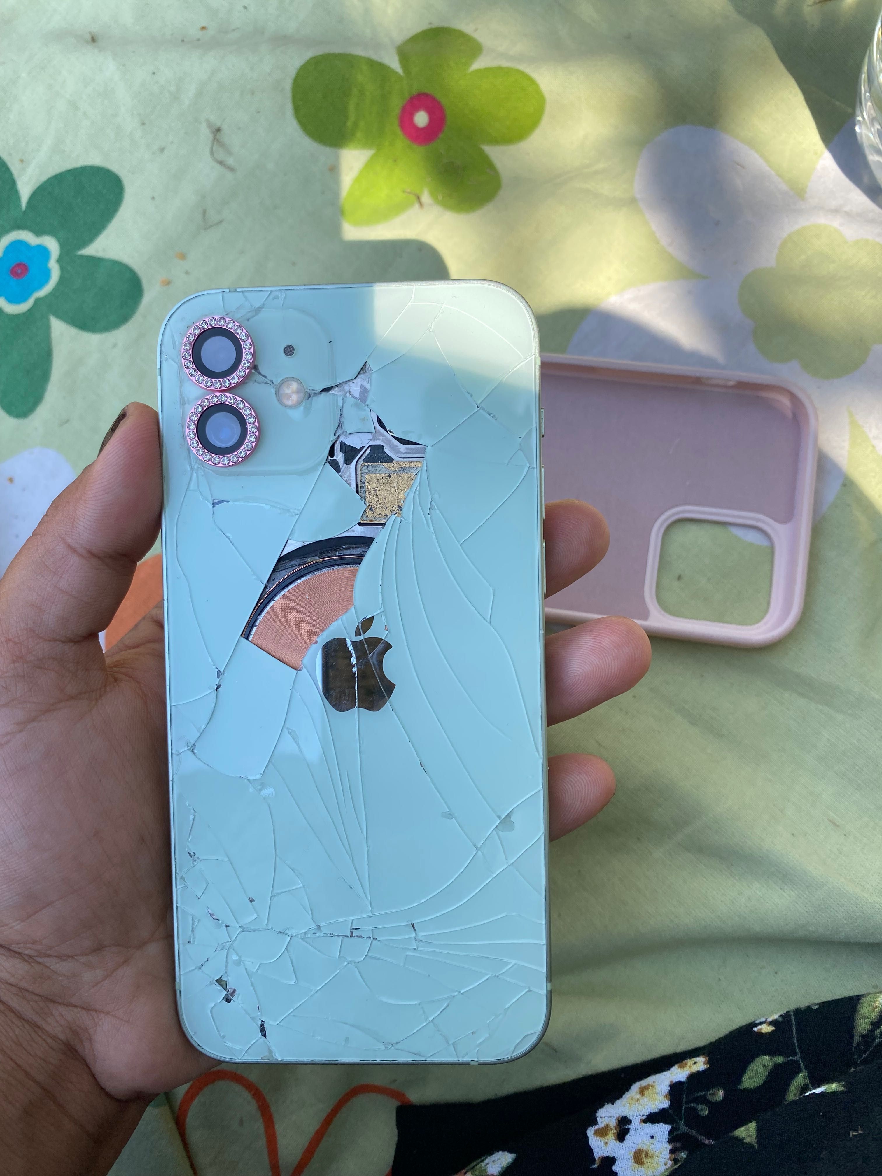iphone 12 Пукнат гръб