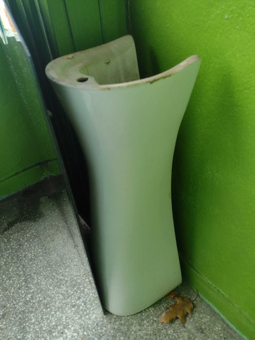 Vând  lavoar cu piedestal pentru baie.