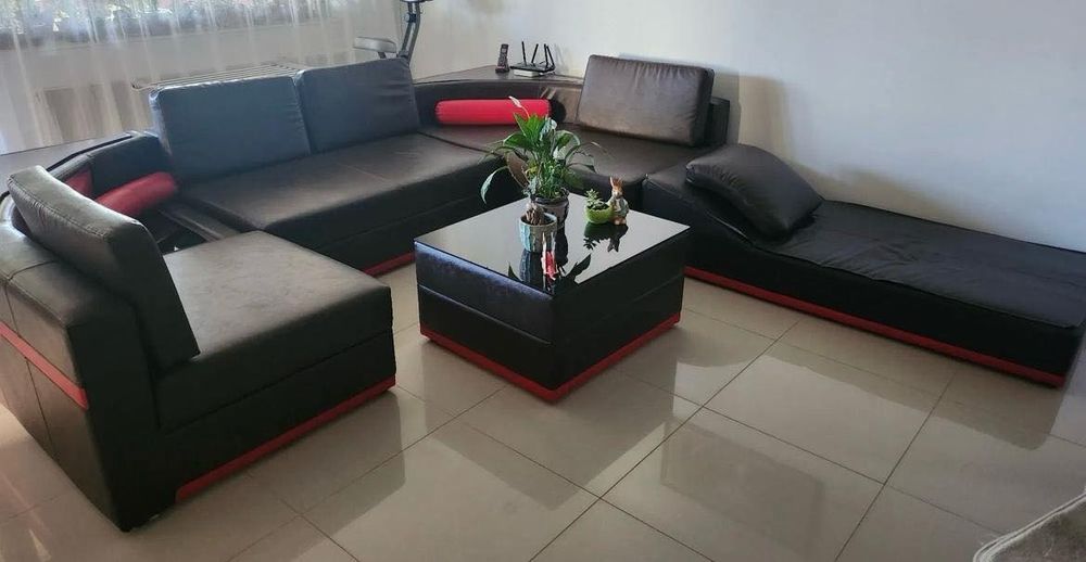 Colțar in formă de U plus masa din sticla