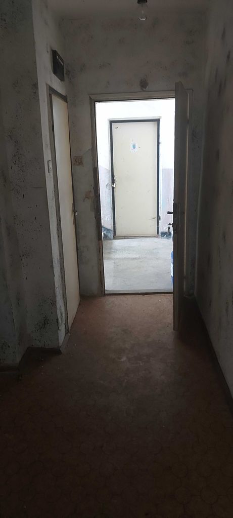Продава се Двустаен апартамент в Ямбол, Военна база - 70 кв.м за 241 €/кв.м - Снимка #2
