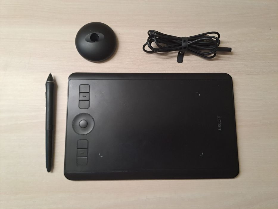 Vând tabletă grafică Wacom Intuos Pro S, cu Bluetooth și USB, culoare