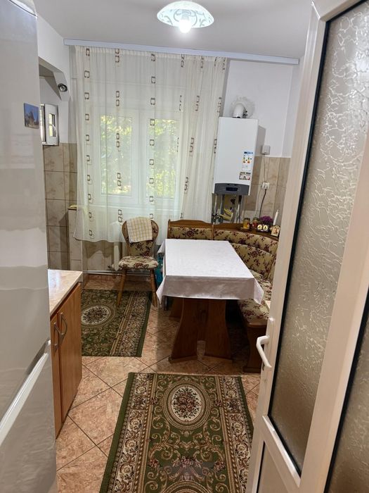 Vând apartament 3 camere, zona Traian