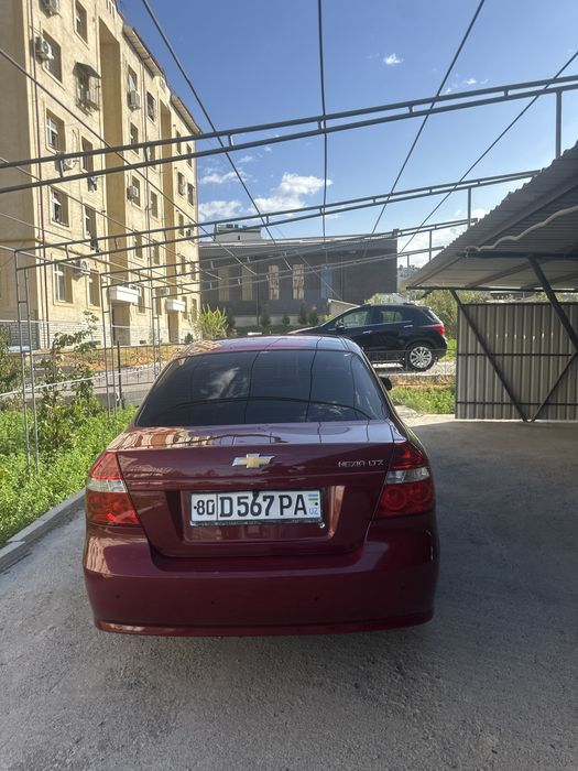 Nexia 3 qizil rangda