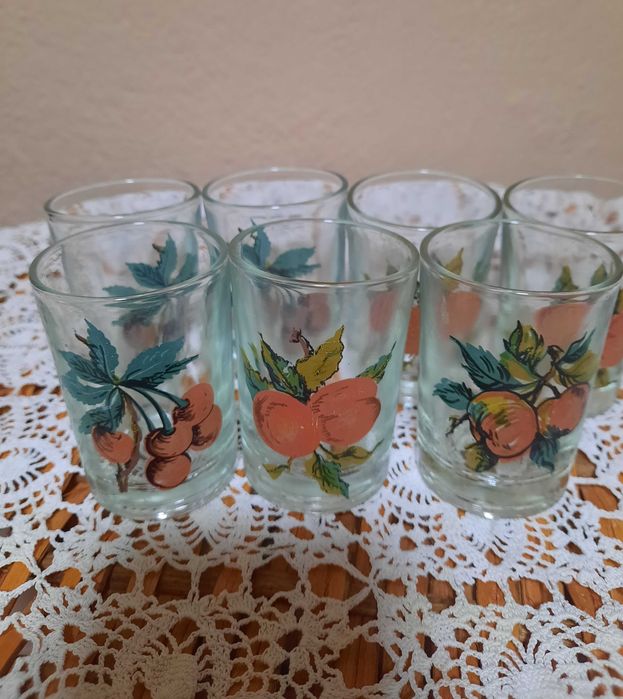 Ретро стъклени чаши за ракия