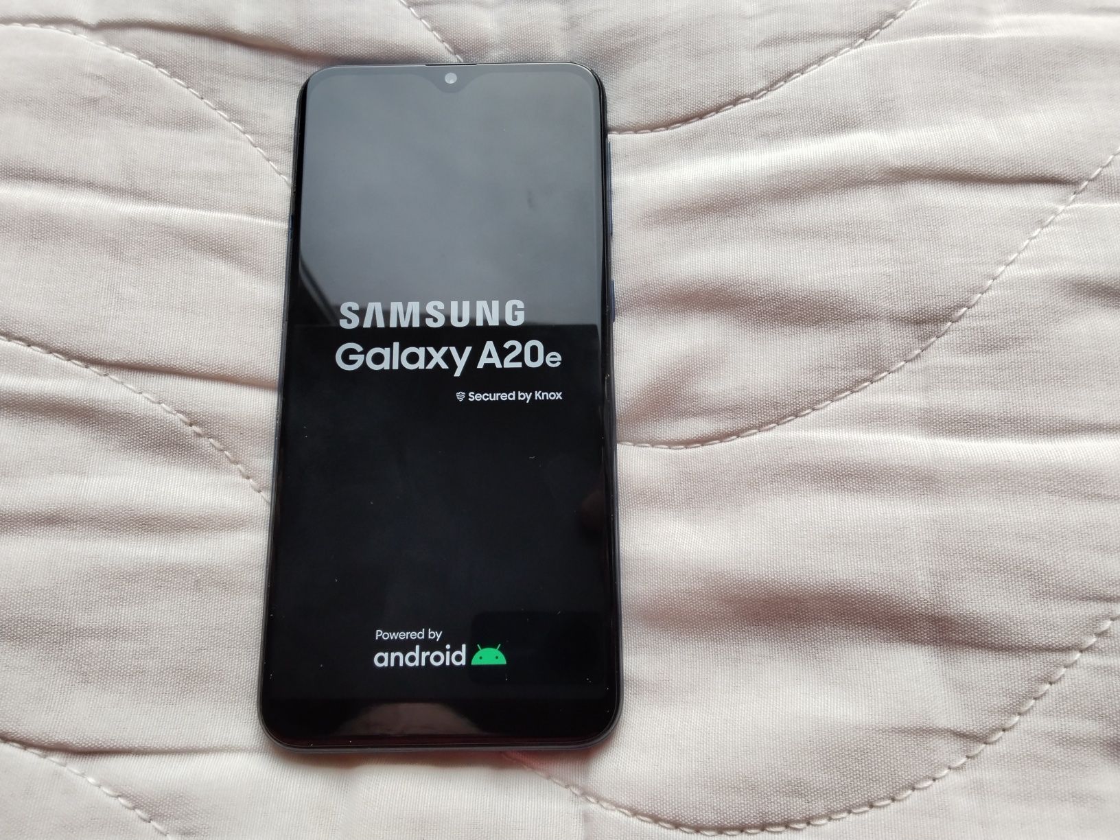 оригинален Самсунг А20е 4G LTE с 2сим карти едновременно страхотен