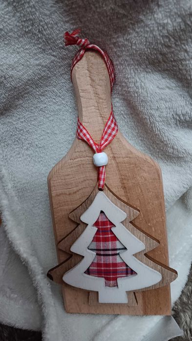 Малка дървена дъска с елхичка