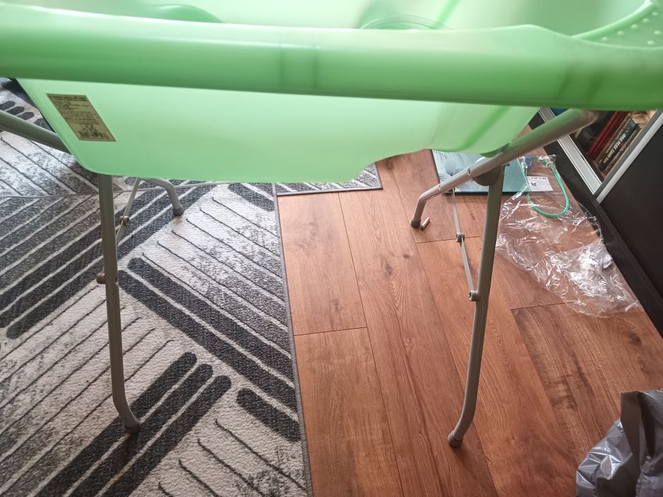 Вана със стойка зелен цвят