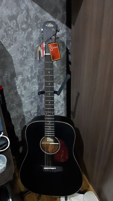 Продам гитару с чехлом и подставкой новую