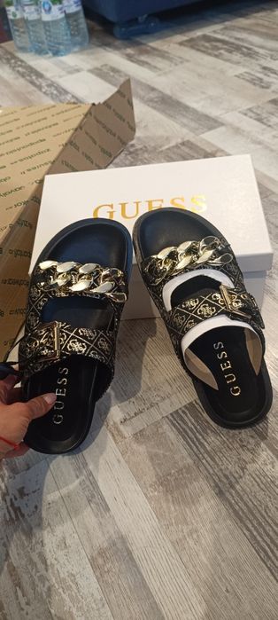 Чехли Guess, кецове Bianki, обувки на ток, сандали