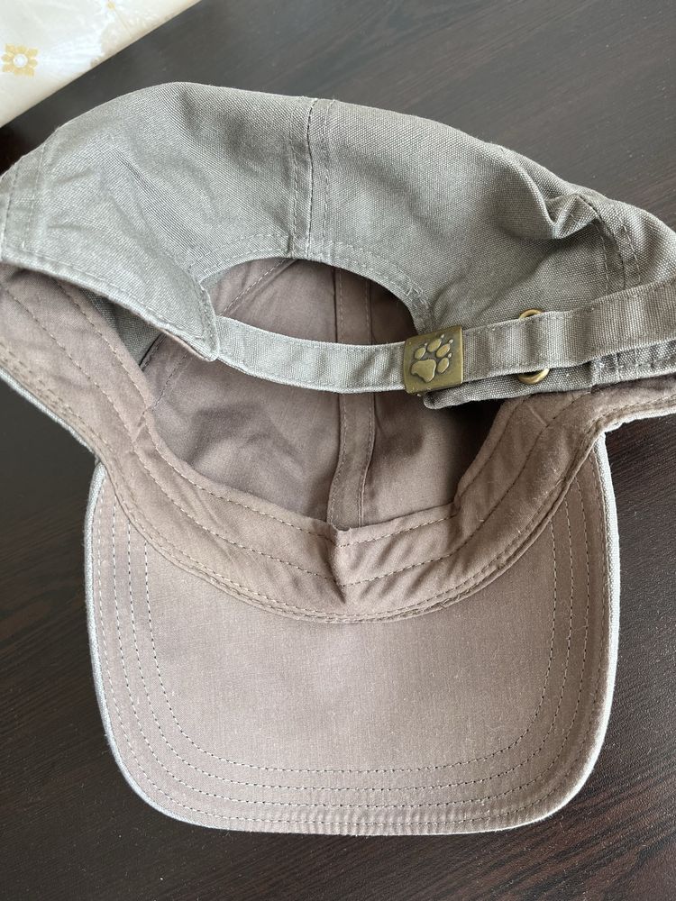 Мъжки шапки Adidas и Jack Wolfskin