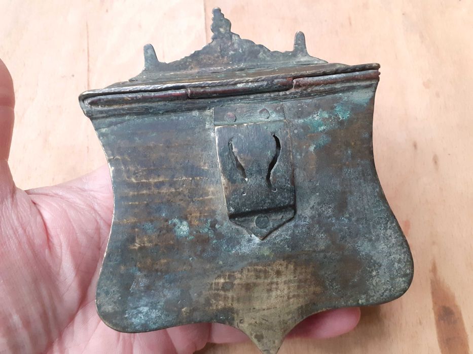 Стара възрожденска паласка фишекчийница барутница бронз