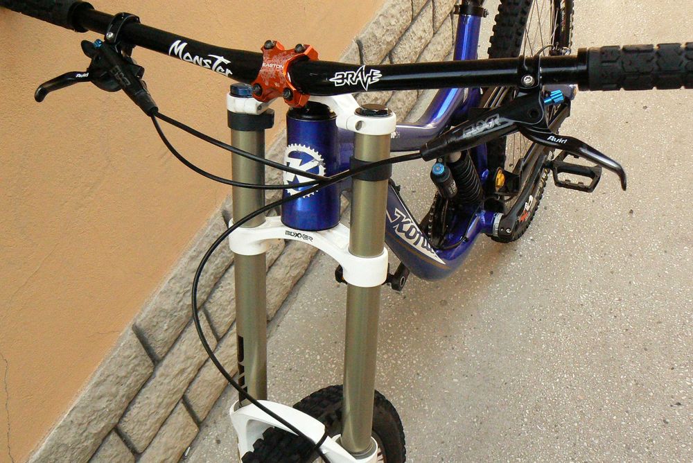 Bicicleta downhill Kona