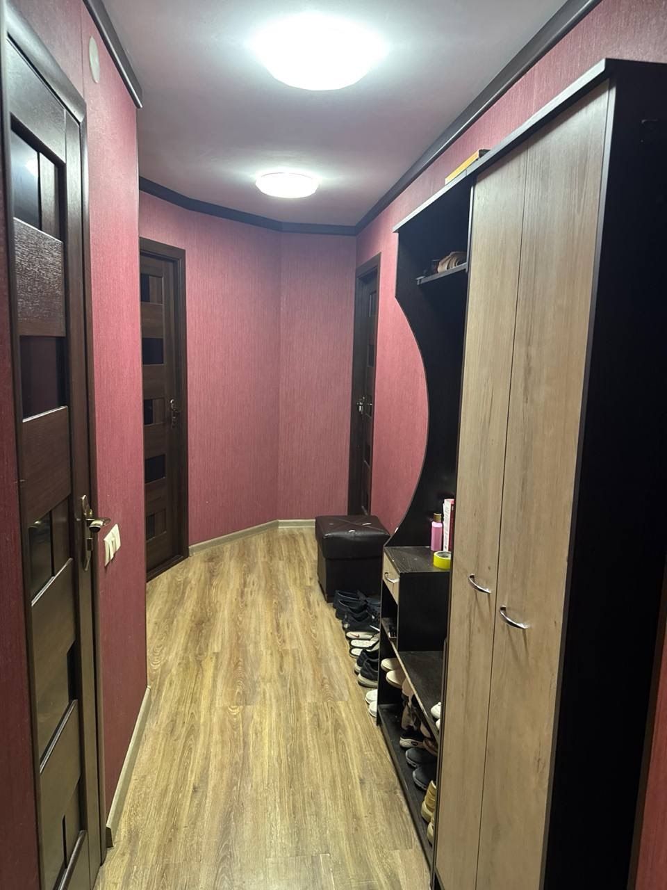 СРОЧНО!!! Ялангач, 2-ком. кирпич 1-этаж, балкон 2×4 с ремонтом.