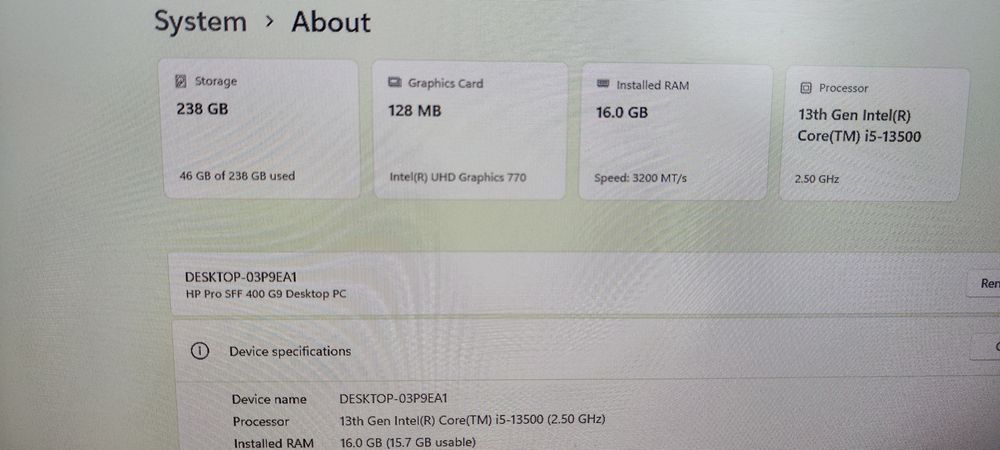 Компютър HP Pro SFF 400 G9 с два монитора