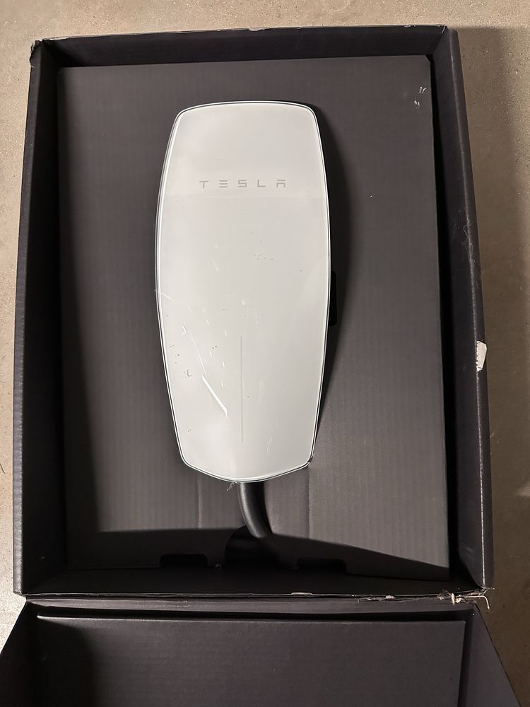 Оригинален Tesla Wall Connector