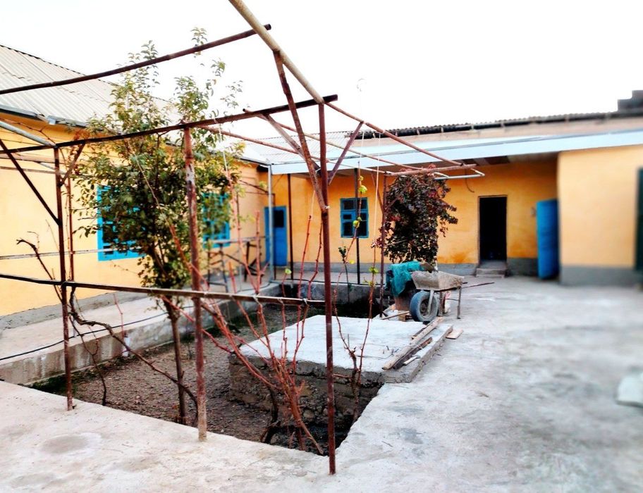 Вагзал худудида 4 сотихли ховли 4 та хона 1 та гараж бор