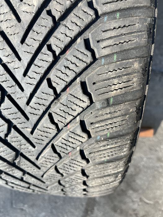 2 бр. зимни гуми 225/45/17 Continental 4,5-5 mm DOT 4017