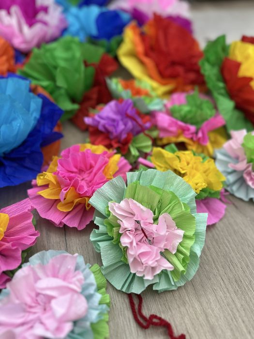 Flori de hârtie creponată și decorațiuni pentru bradul de nunta