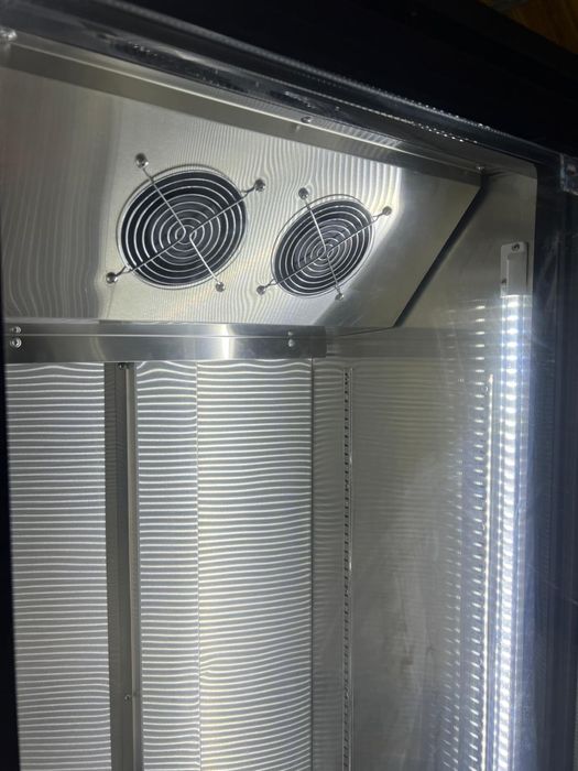 Vitrina frigorifica cu led si racire prin ventilatie