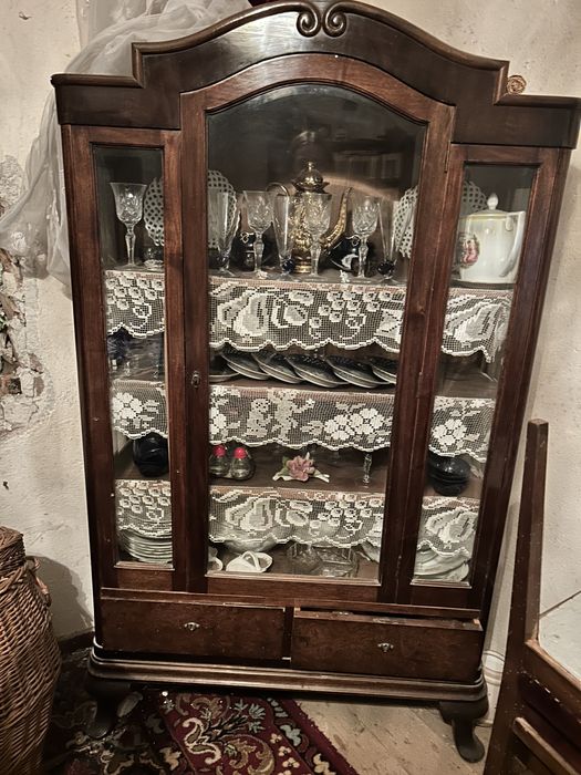 Mobila veche de peste 100 de ani . Din nuc