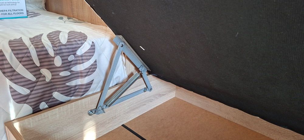 Ново единично легло с матрак и повдигащ механизъм.