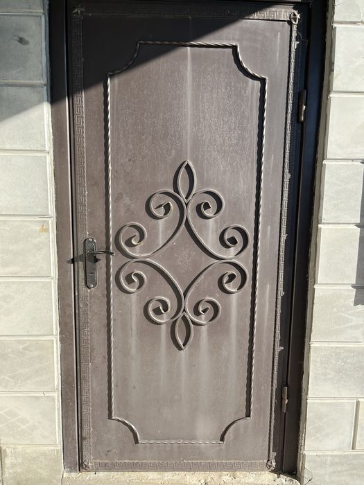 продам железную дверь