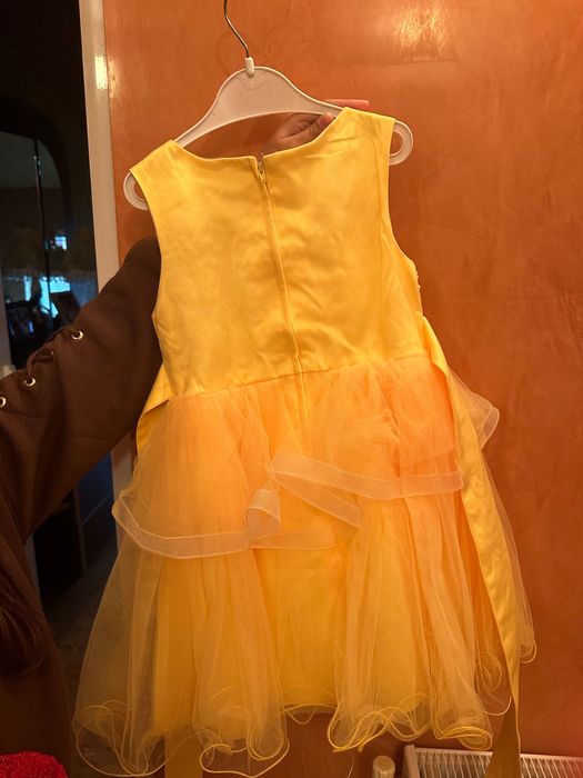 Детска жълта рокля с перли и цветя