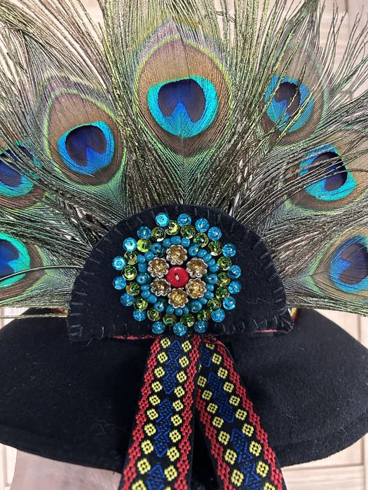 Pălărie cu model traditional cu pene de păun- model petru copii