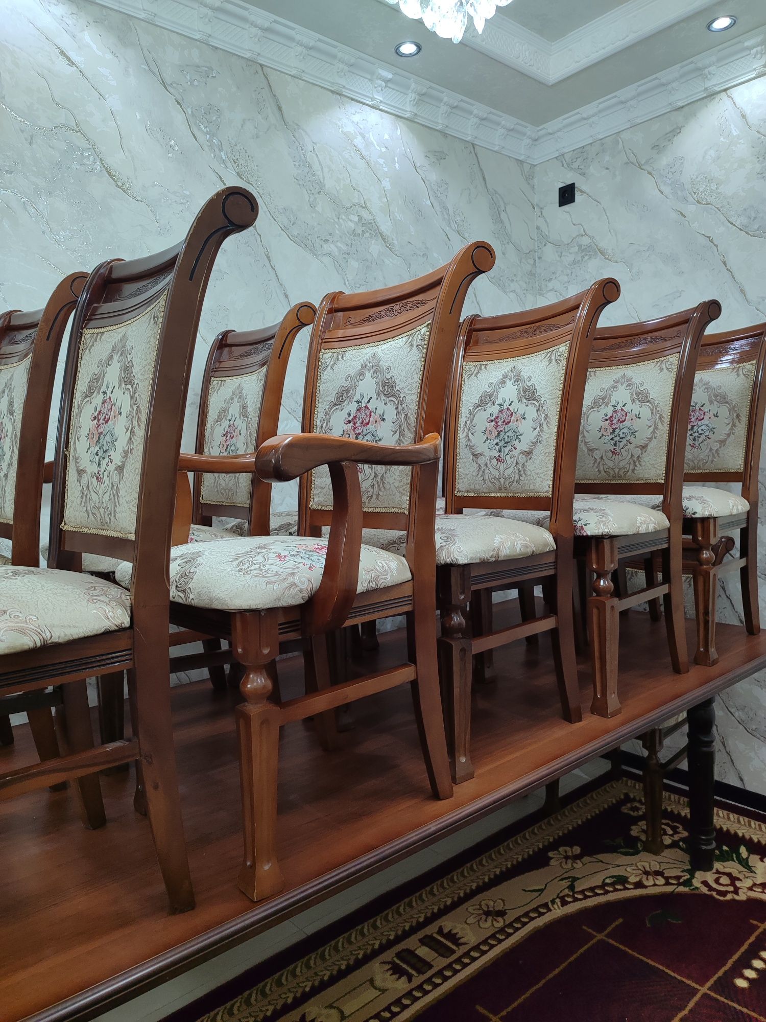 Стол ва 12 та стули