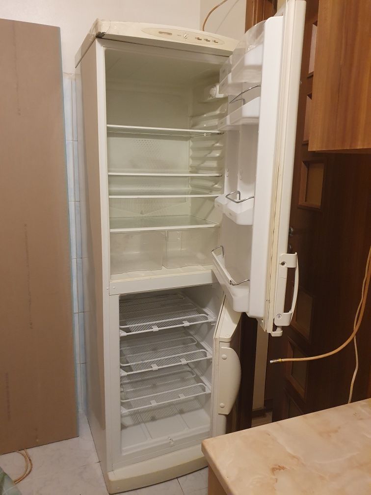 Combina frigorifica cu 2 motoare în stare bună de funcționare!