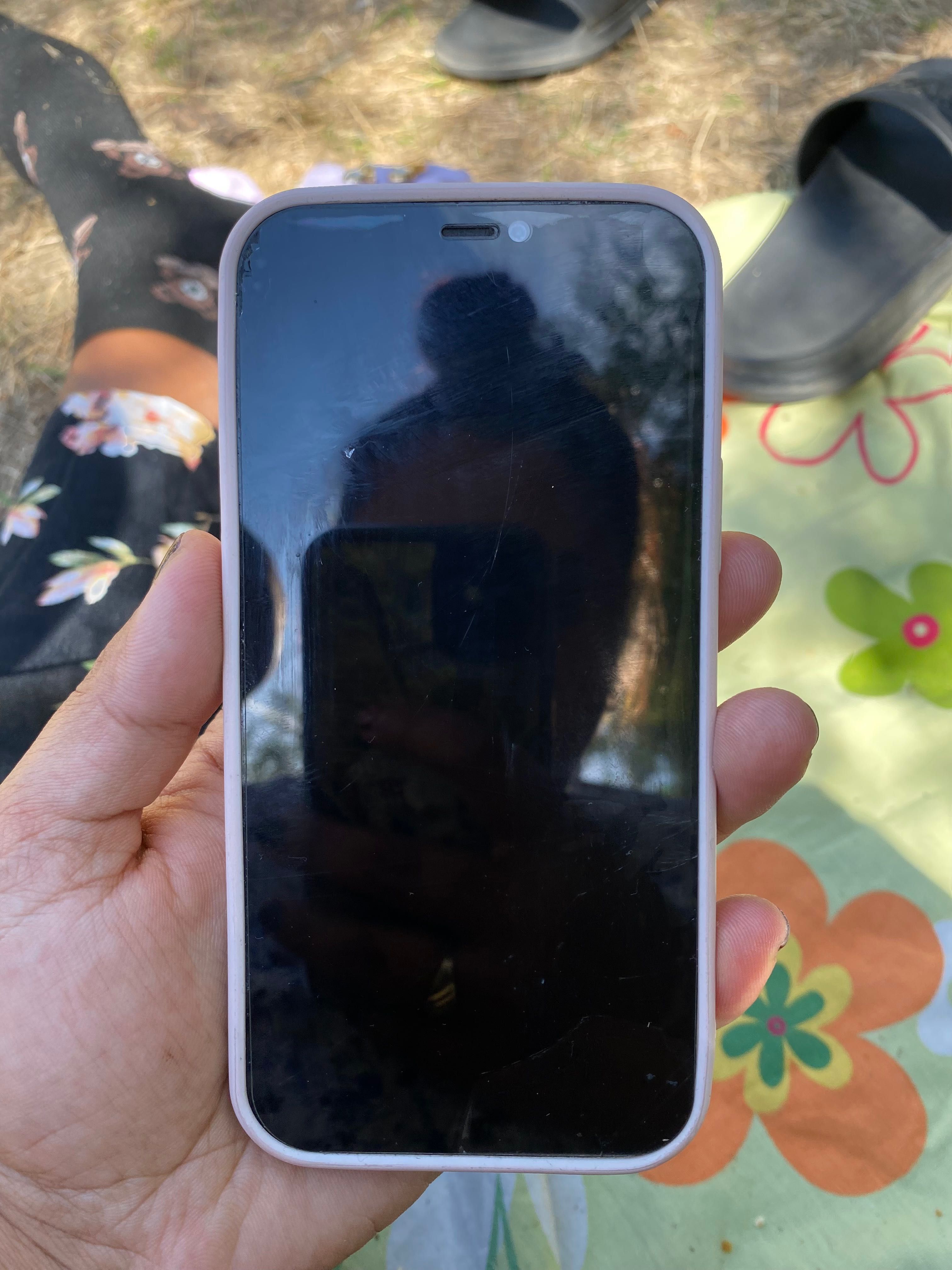 iphone 12 Пукнат гръб