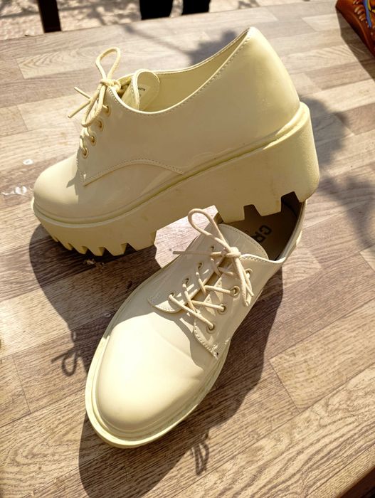 Обувки носени само няколко пъти, като нови. 39 номер са обувките.