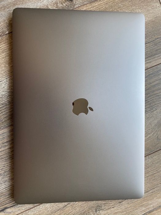 MacBook Pro Space Gray 15" Touch Bar i7 512 SSD 16 GB RAM