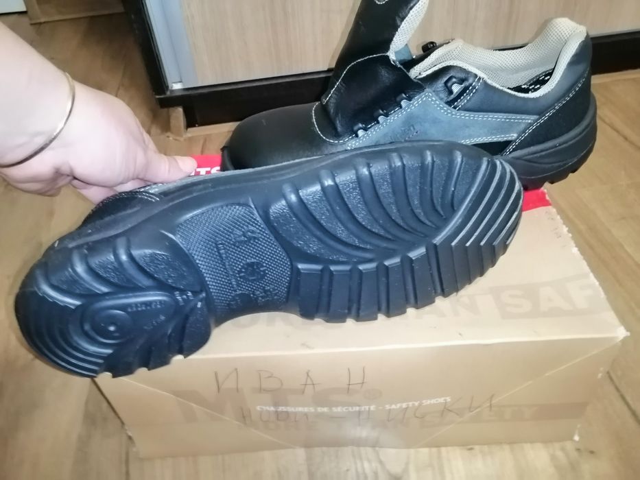 Мъжки работни обувки с метално бомбе 45 номер