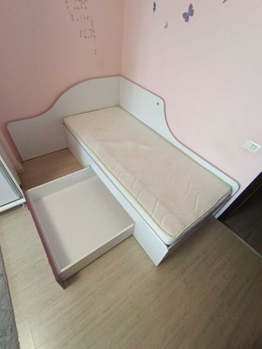 Pat pentru o persoana cu saltea