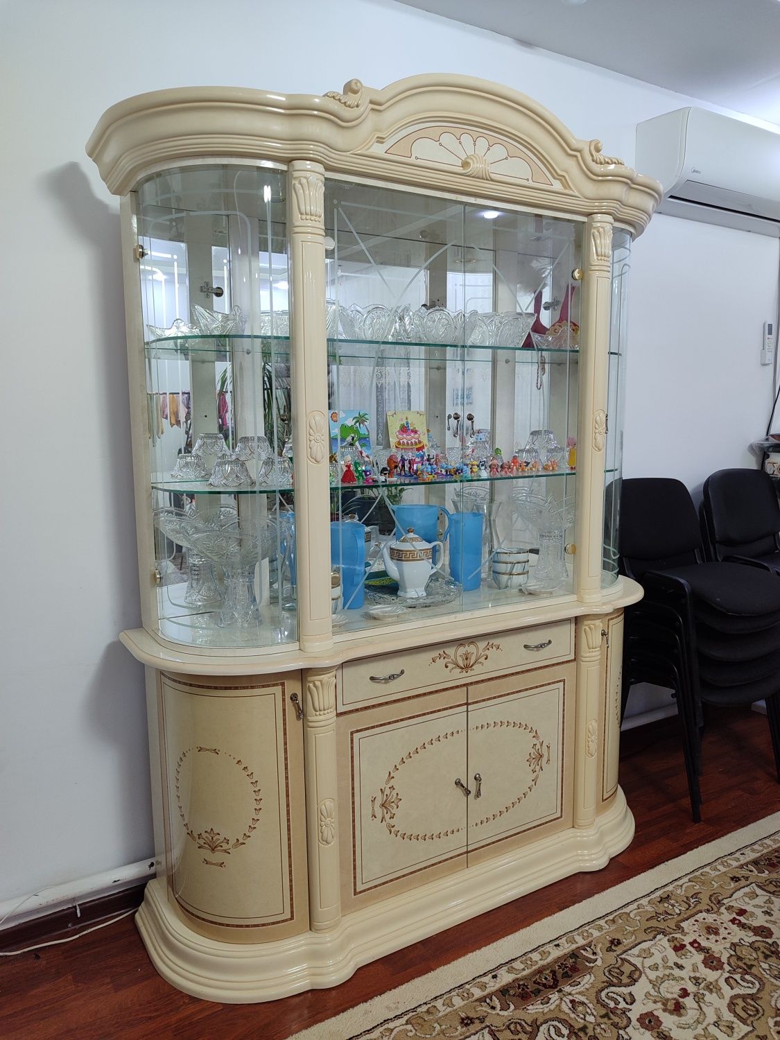 Продается гостинный сервант