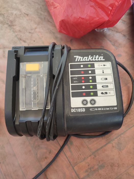Statie incarcare makita cu acumulator