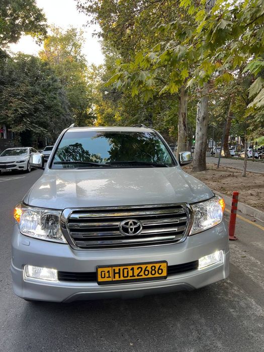 Продаю безупречный Toyota Land Cruiser 200 GXR V6 в редком цвете