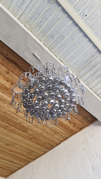 Люстры  срочно три штук