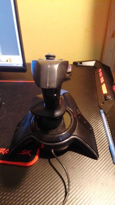 Щурвал- джойстик за управляване на самолет