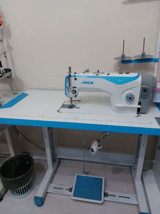 Продам швейную машинку Jack F4,в отличном состояний